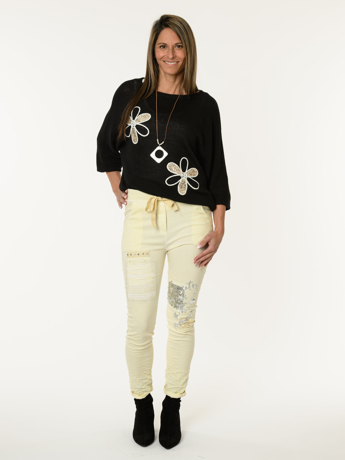 Chandail noir avec deux fleurs décoratives