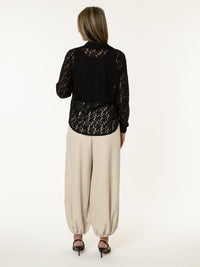 Chemise en dentelle noire à motifs floraux