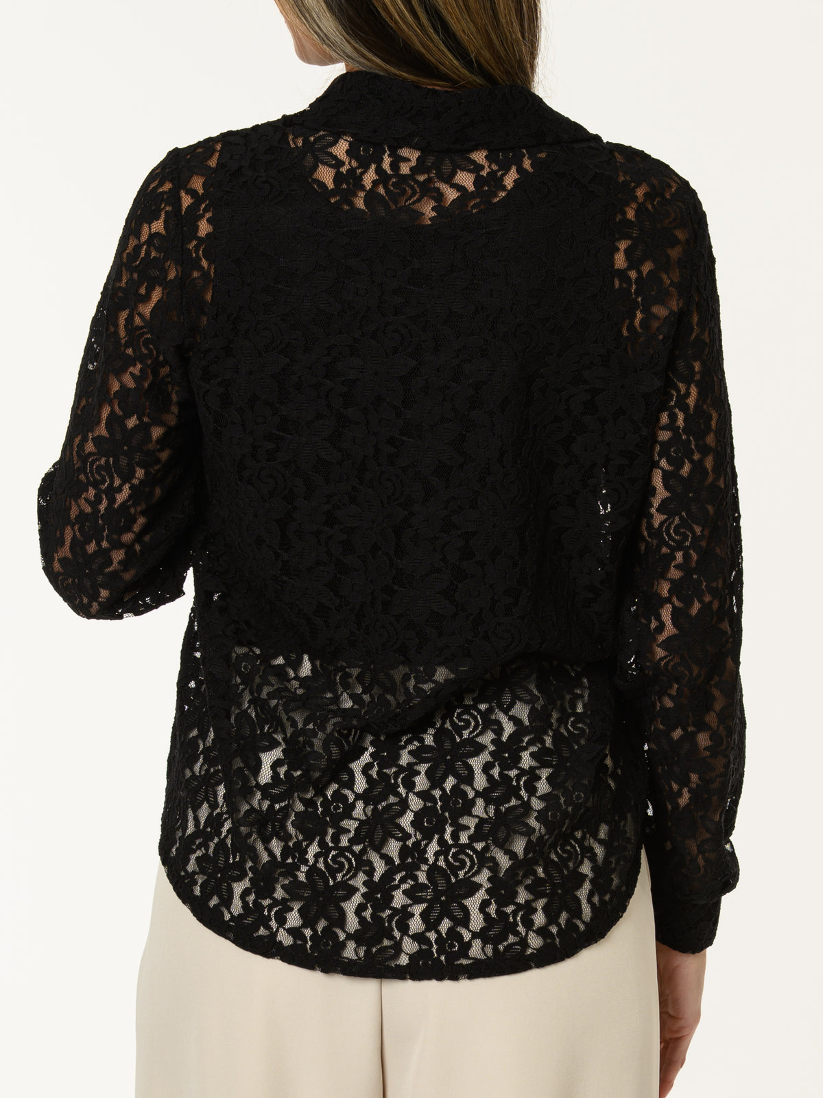 Chemise en dentelle noire à motifs floraux