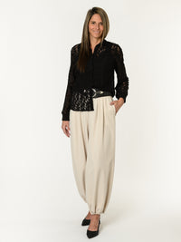 Chemise en dentelle noire à motifs floraux