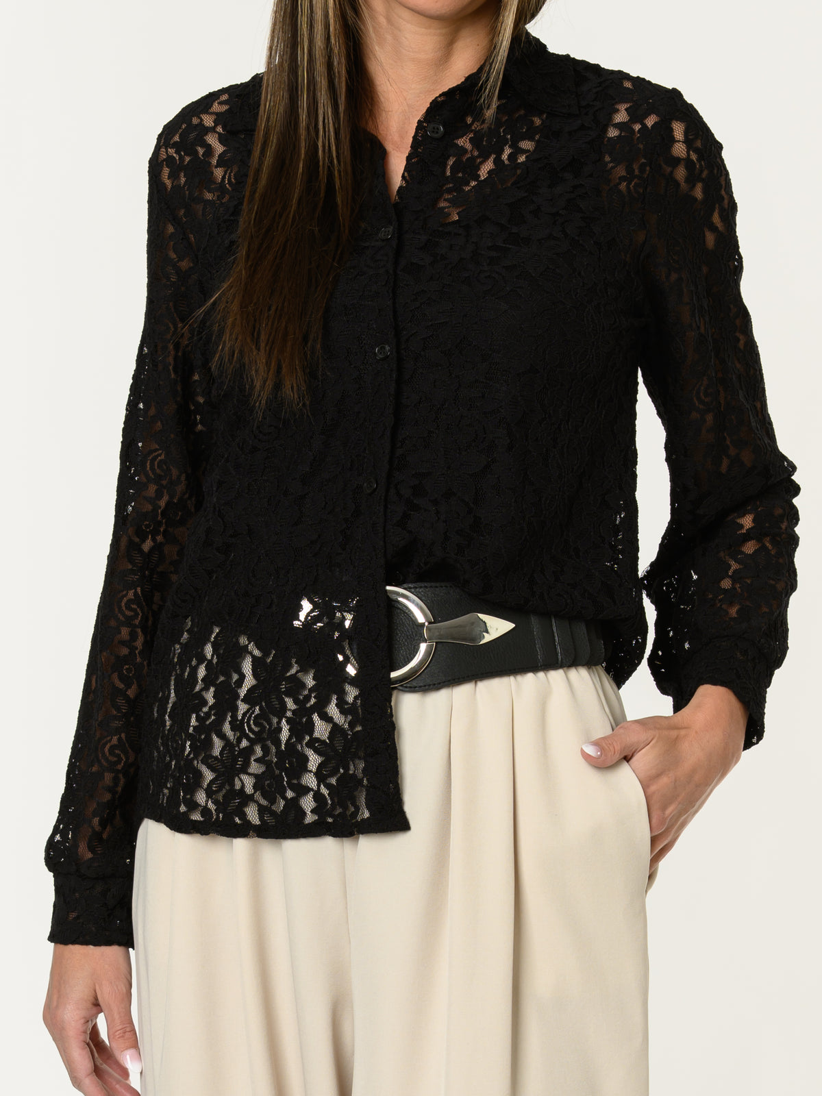 Chemise en dentelle noire à motifs floraux