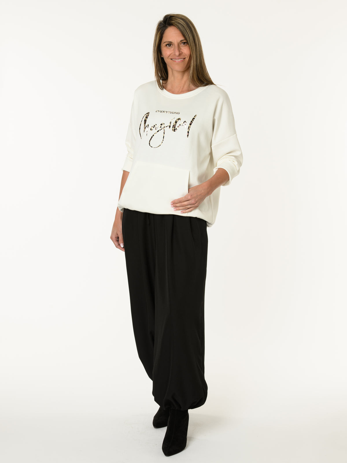 Chandail blanc crème avec imprimé d'écritures léopard