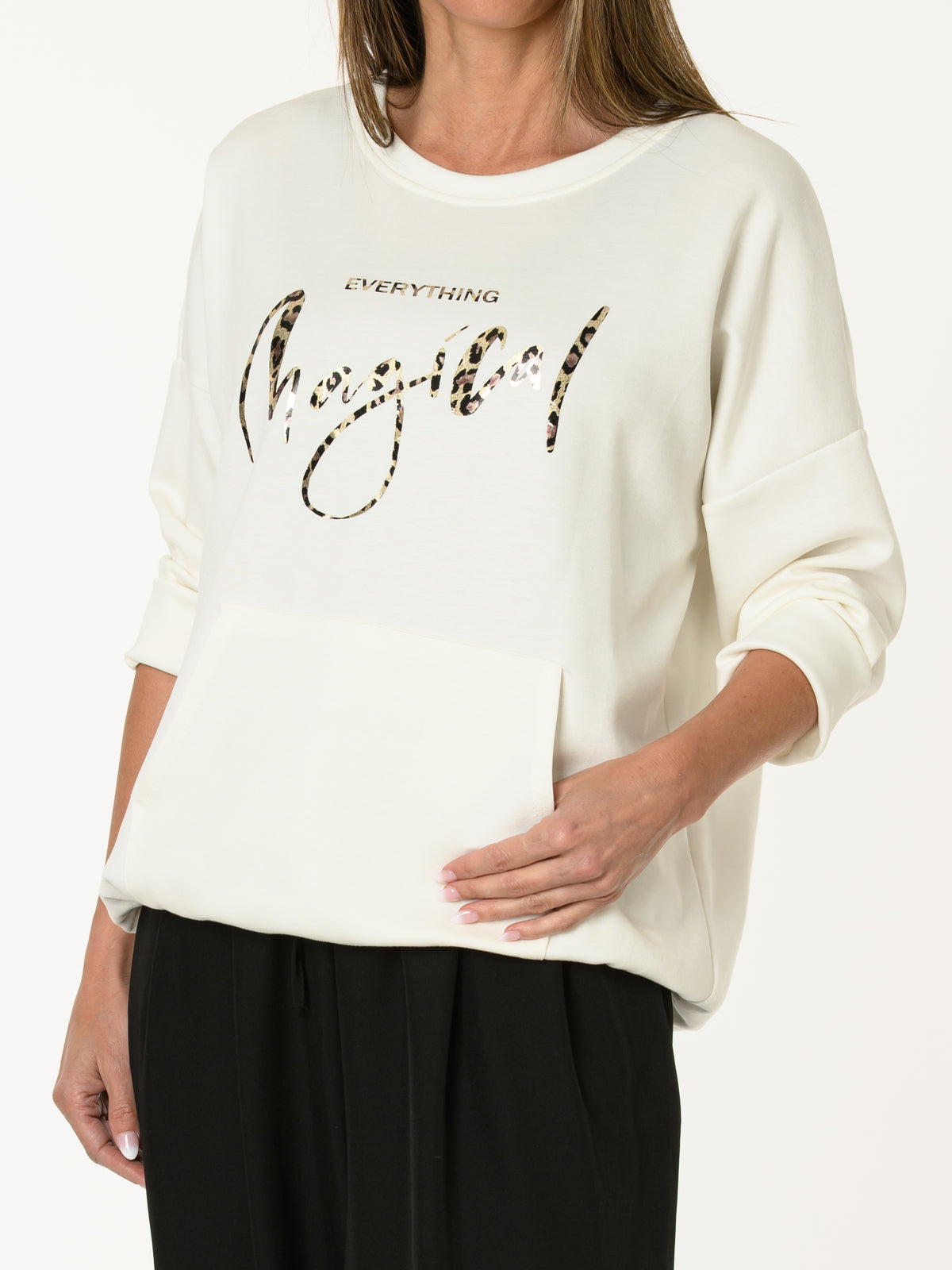 Chandail blanc crème avec imprimé d'écritures léopard