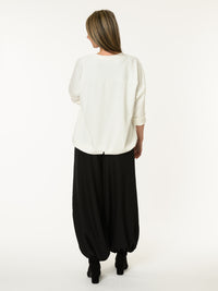 Chandail blanc crème avec imprimé d'écritures léopard