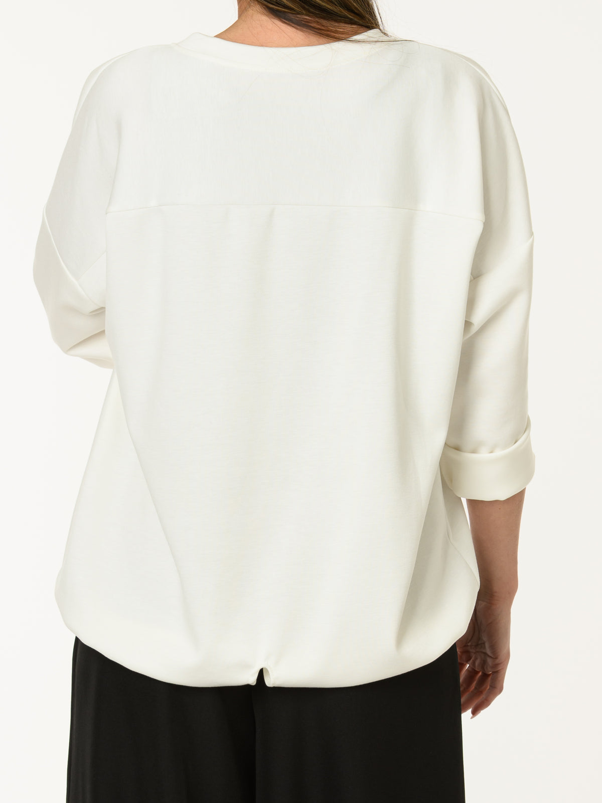 Chandail blanc crème avec imprimé d'écritures léopard