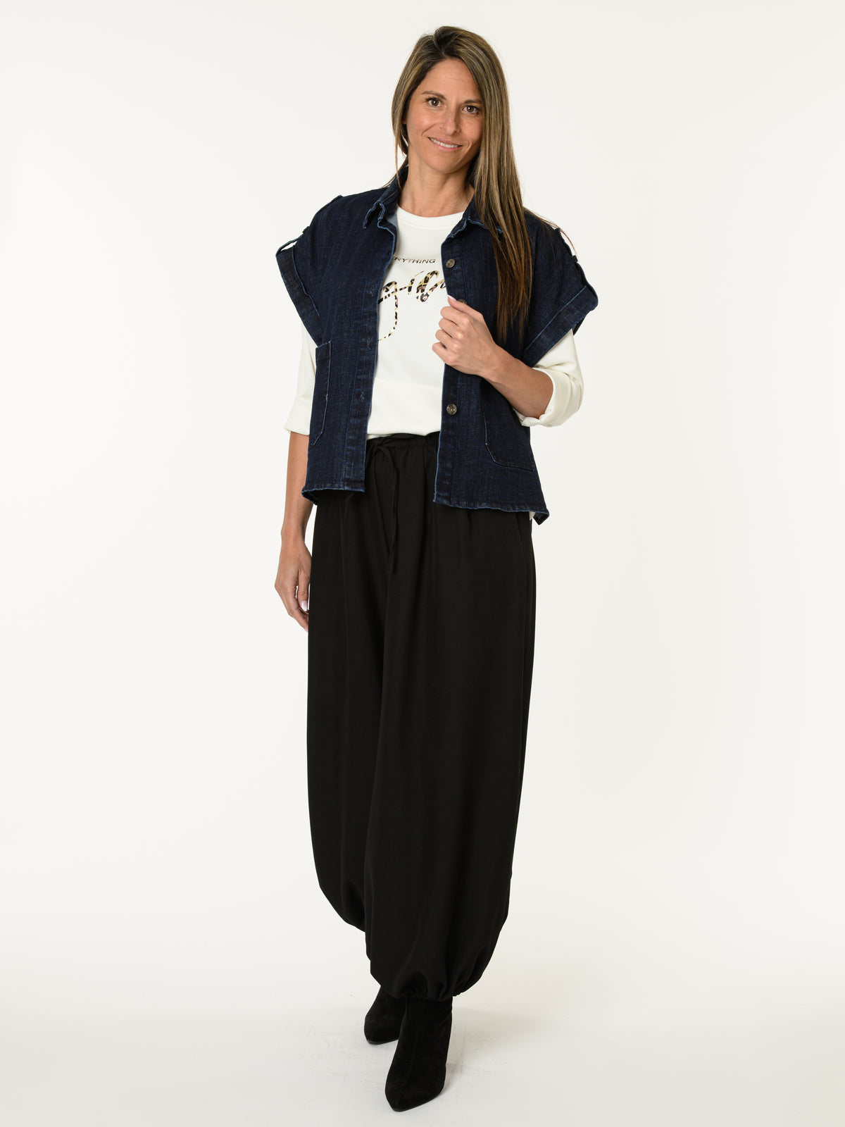 Chandail blanc crème avec imprimé d'écritures léopard