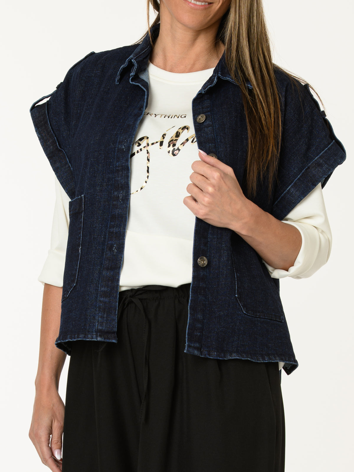 Chandail blanc crème avec imprimé d'écritures léopard