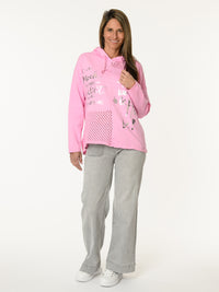 Chandail rose avec imprimé d'écritures et capuchon