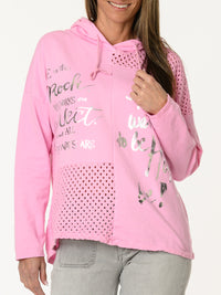 Chandail rose avec imprimé d'écritures et capuchon