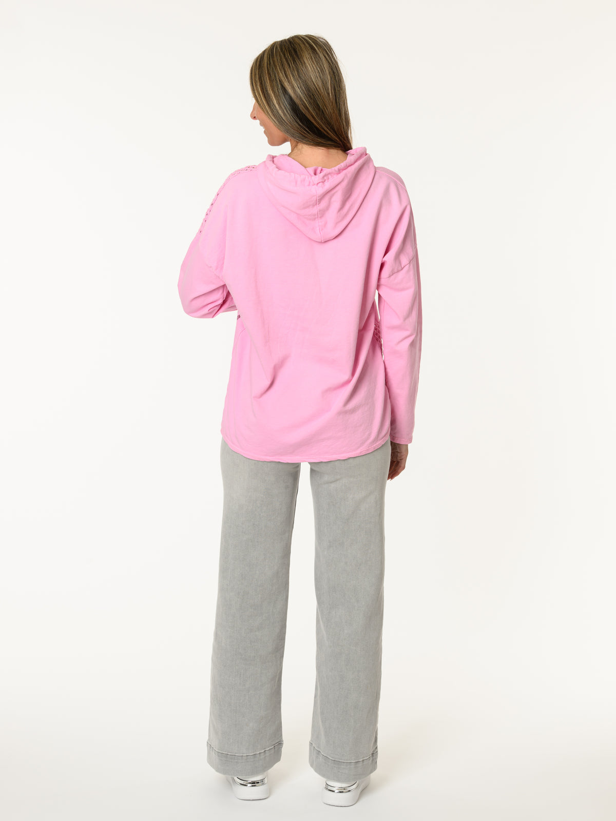 Chandail rose avec imprimé d'écritures et capuchon