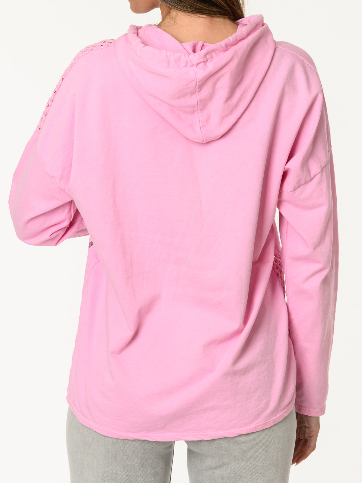 Chandail rose avec imprimé d'écritures et capuchon