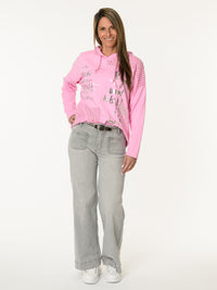 Chandail rose avec imprimé d'écritures et capuchon