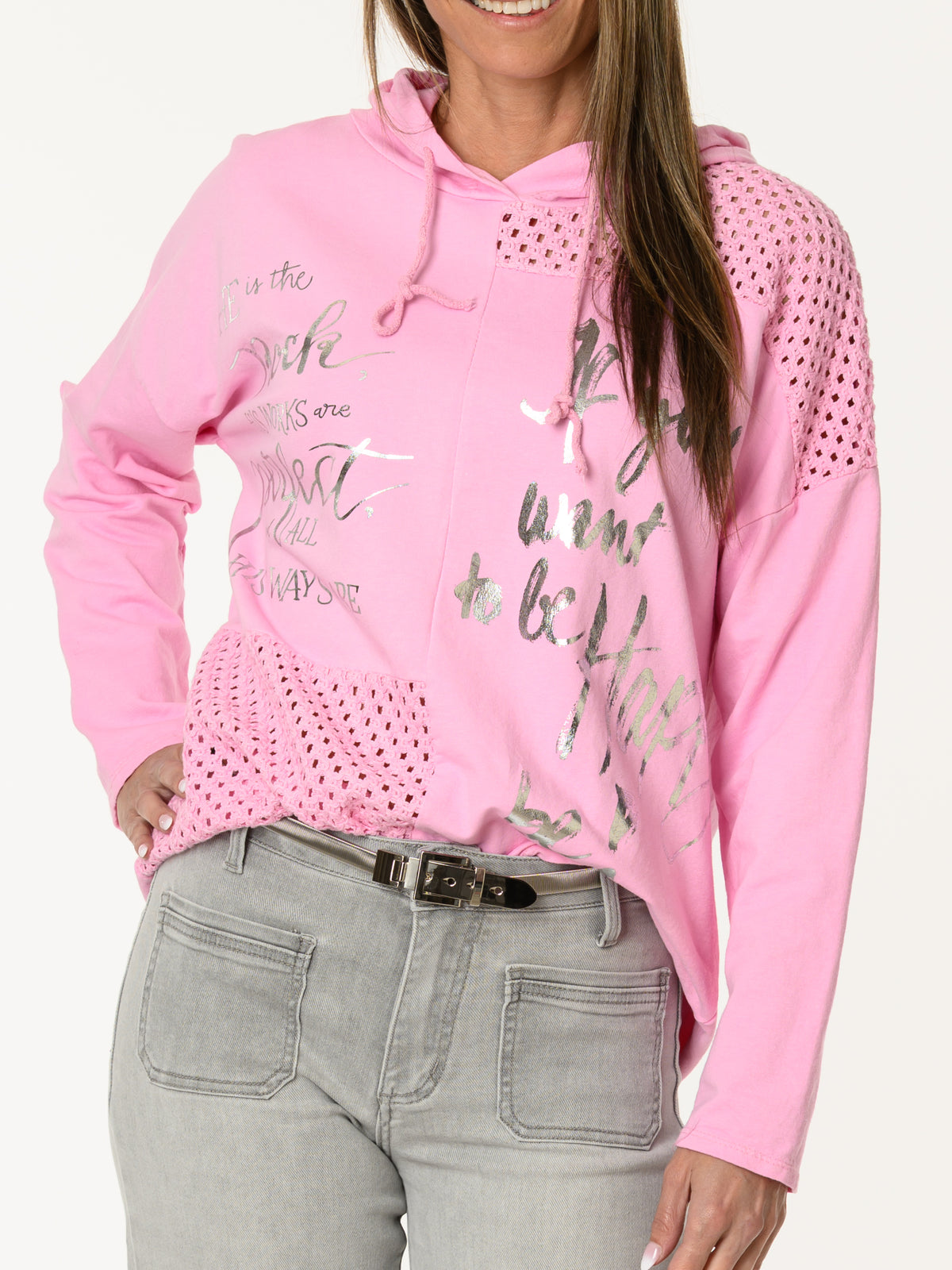 Chandail rose avec imprimé d'écritures et capuchon