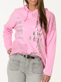 Chandail rose avec imprimé d'écritures et capuchon