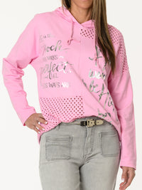 Chandail rose avec imprimé d'écritures et capuchon