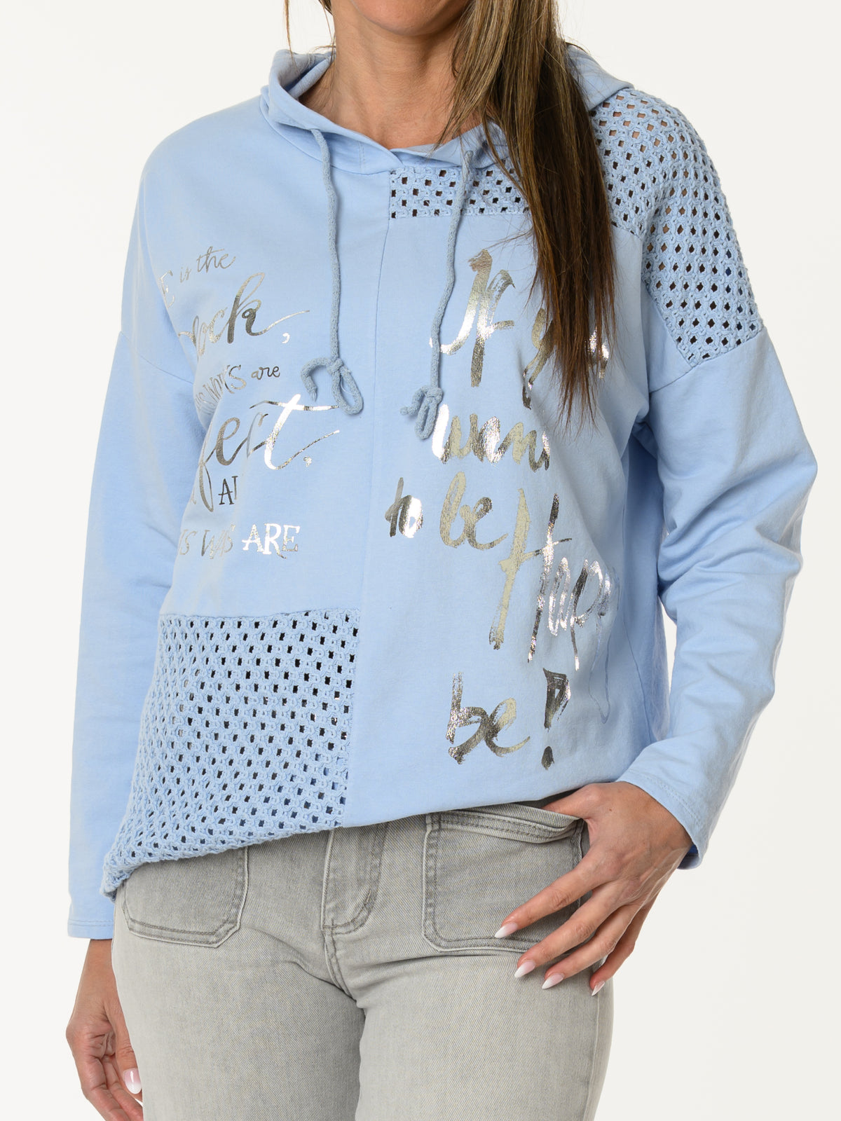 Chandail bleu avec imprimé d'écritures et capuchon