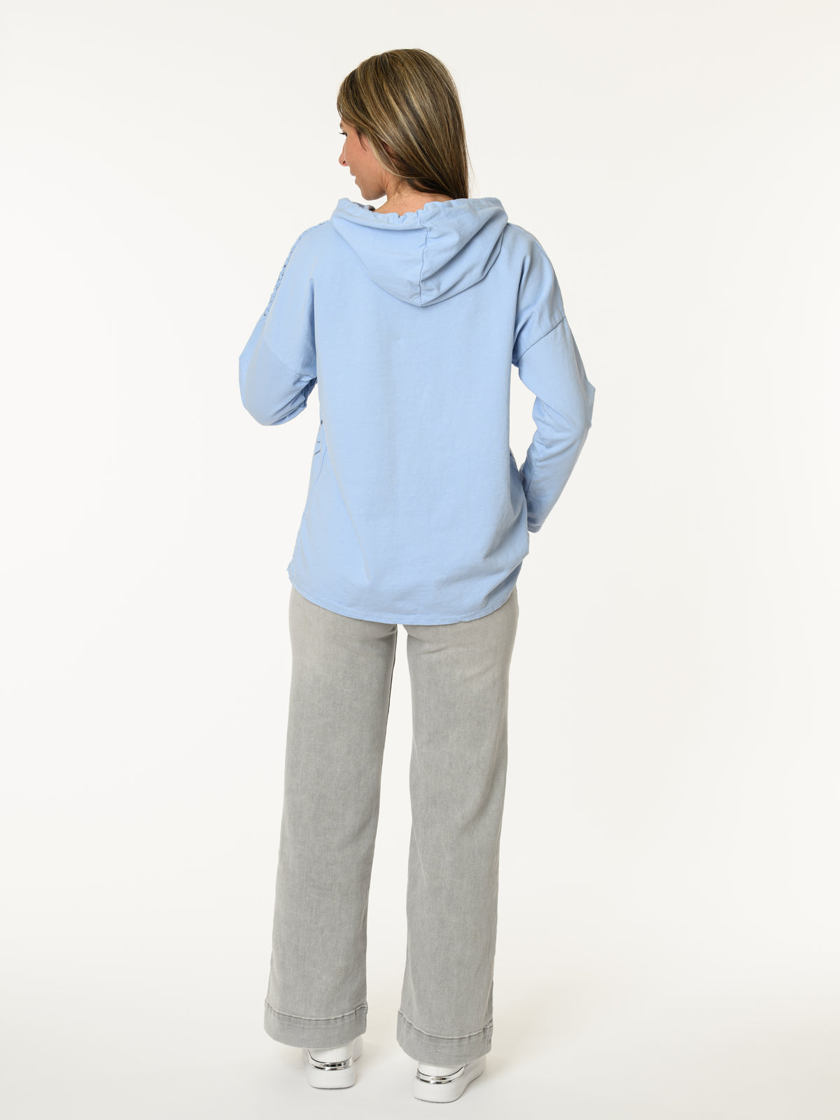 Chandail bleu avec imprimé d'écritures et capuchon