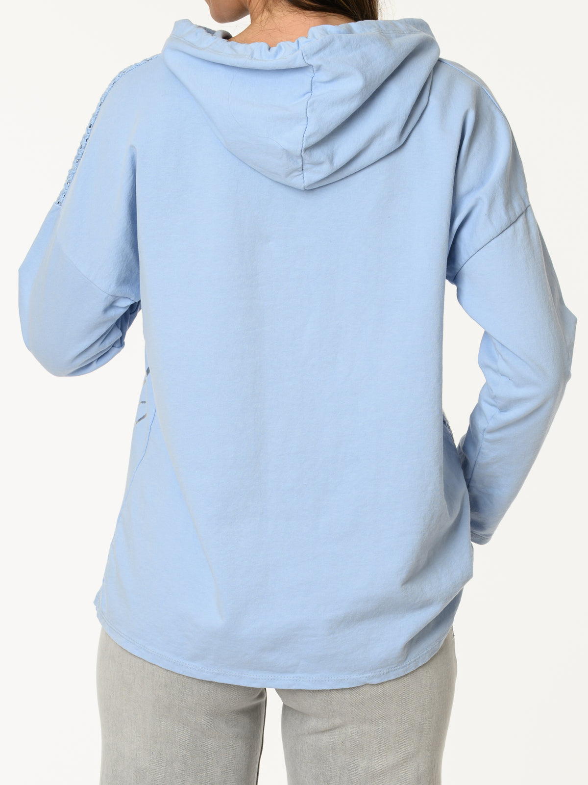 Chandail bleu avec imprimé d'écritures et capuchon