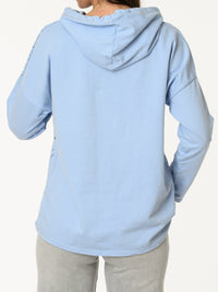 Chandail bleu avec imprimé d'écritures et capuchon