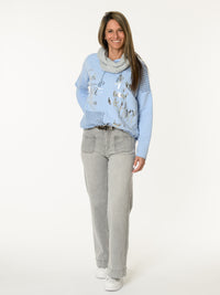 Chandail bleu avec imprimé d'écritures et capuchon