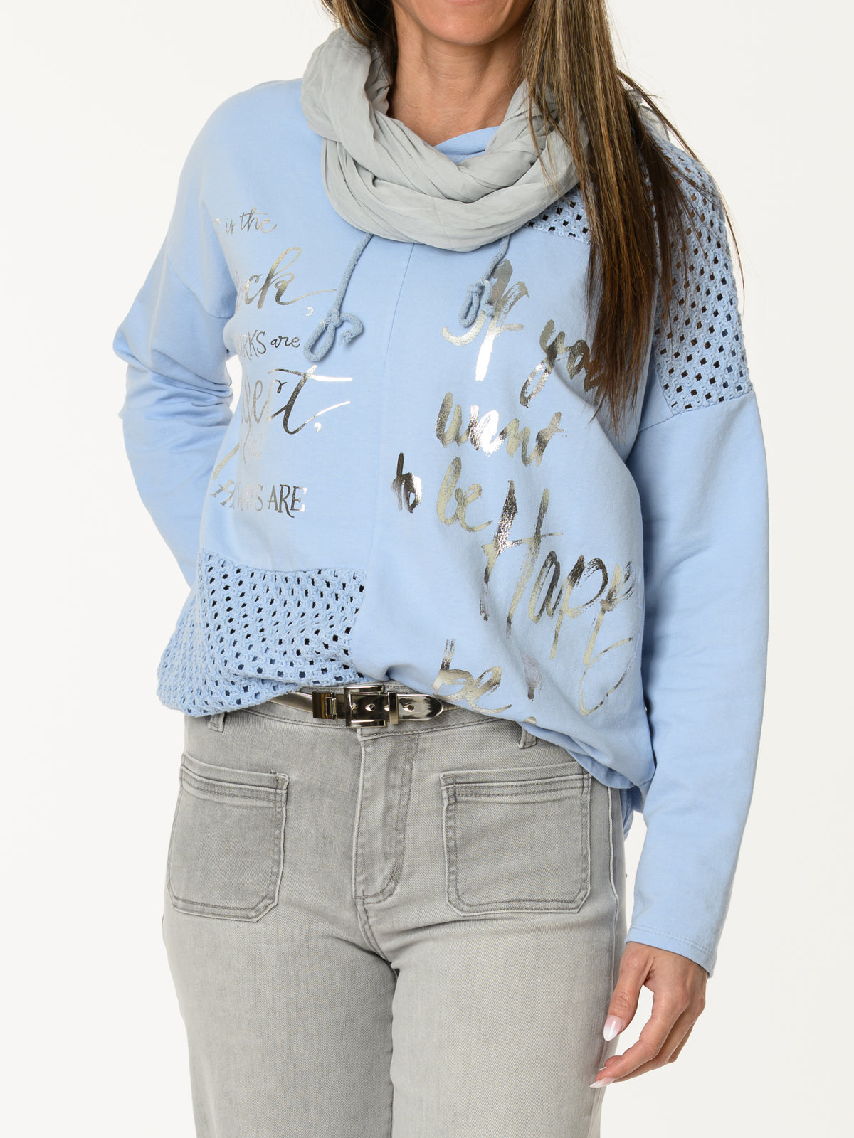 Chandail bleu avec imprimé d'écritures et capuchon