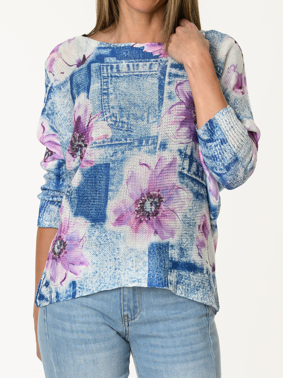 Chandail bleu jeans avec imprimé de fleurs lilas