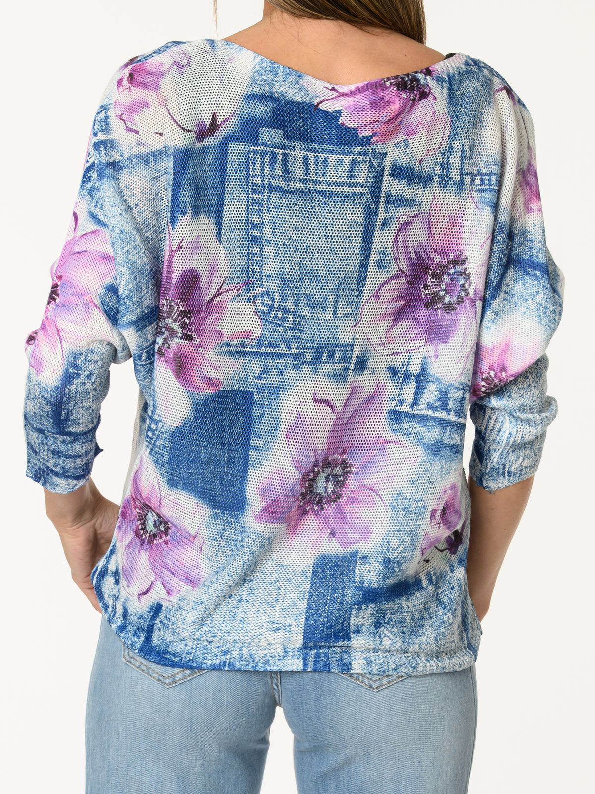 Chandail bleu jeans avec imprimé de fleurs lilas