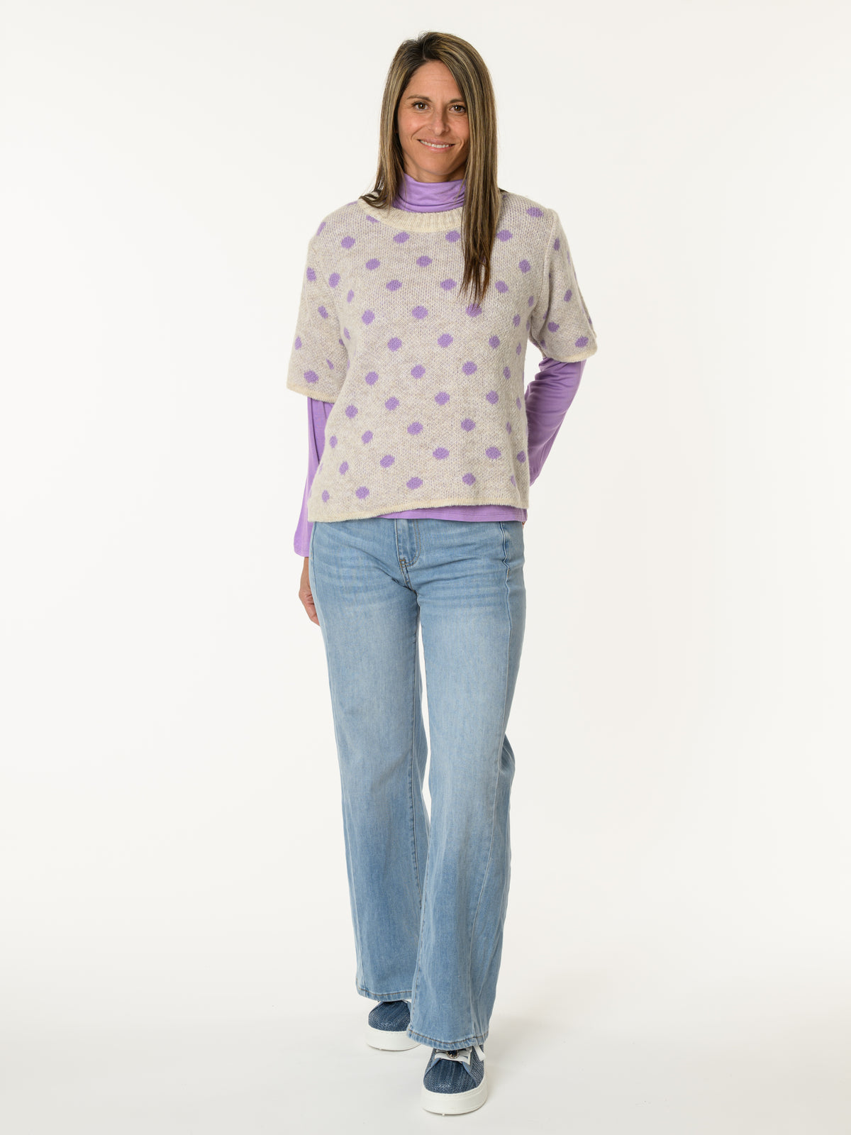 Chandail en tricot beige à motifs de pois lilas