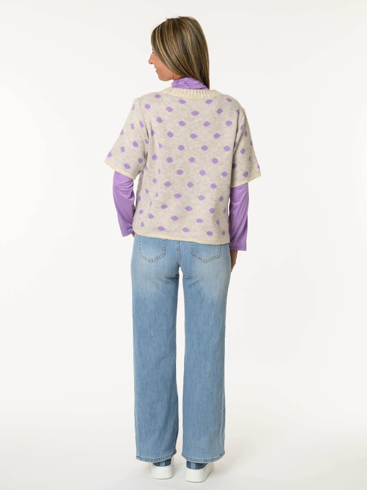 Chandail en tricot beige à motifs de pois lilas