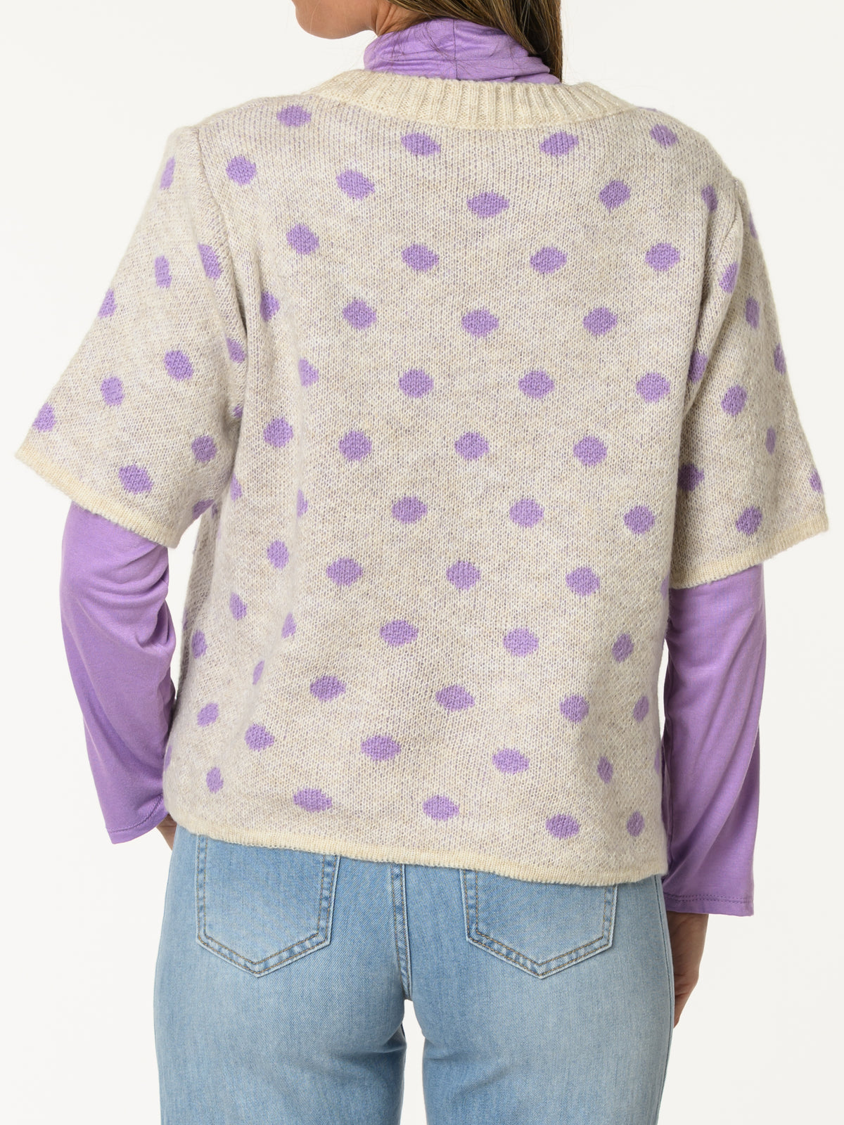 Chandail en tricot beige à motifs de pois lilas