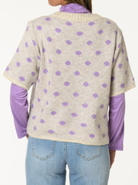 Chandail en tricot beige à motifs de pois lilas