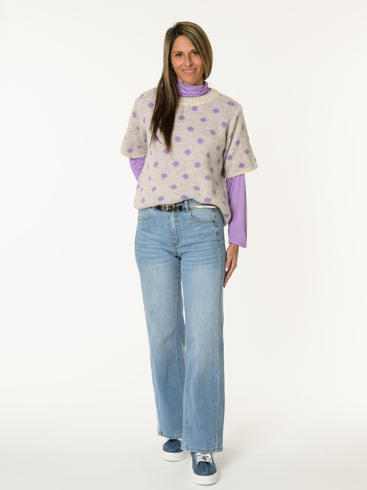 Chandail en tricot beige à motifs de pois lilas
