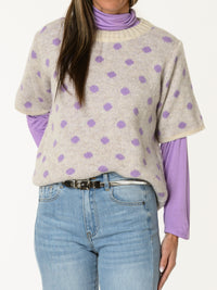 Chandail en tricot beige à motifs de pois lilas