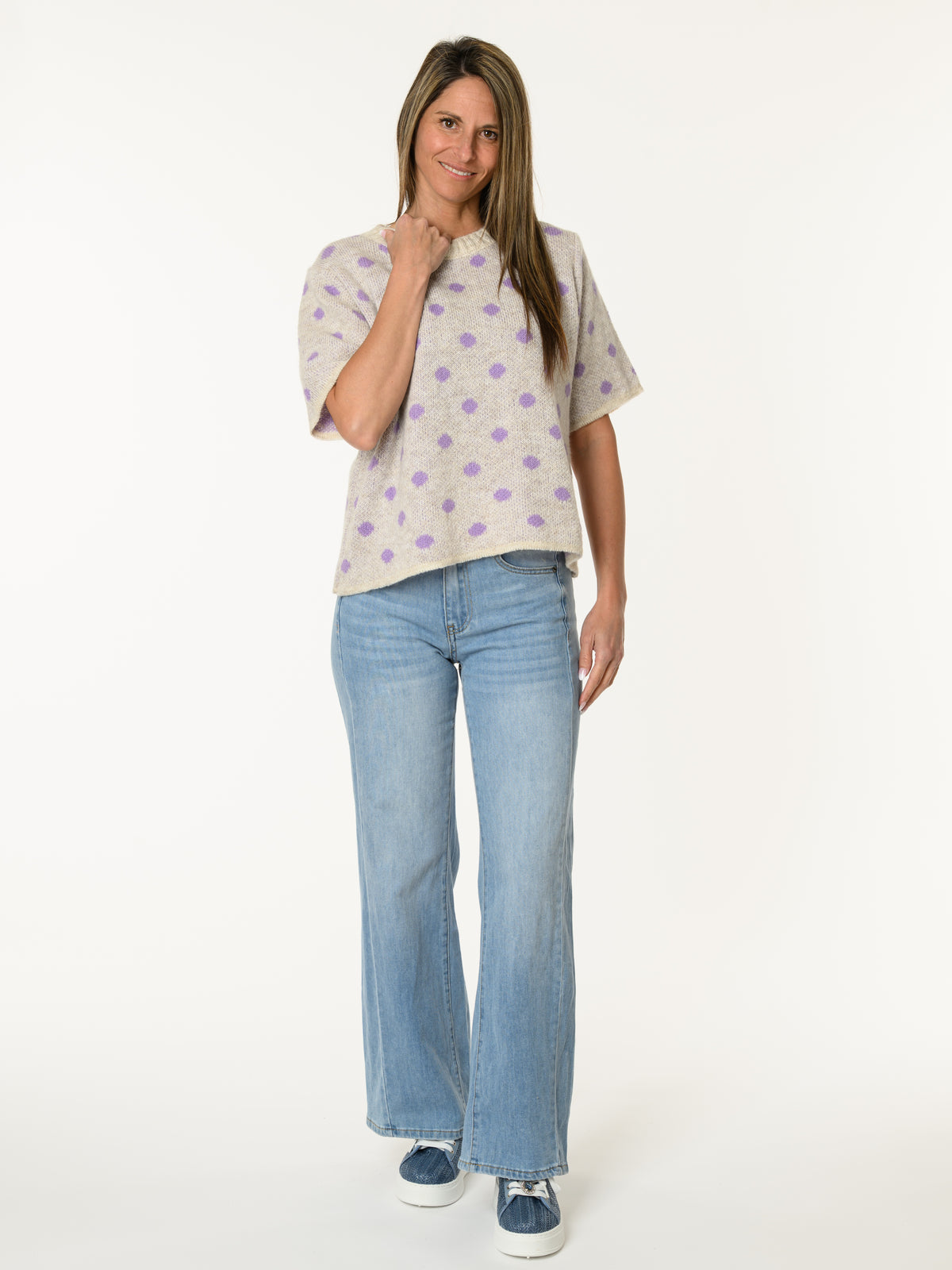 Chandail en tricot beige à motifs de pois lilas