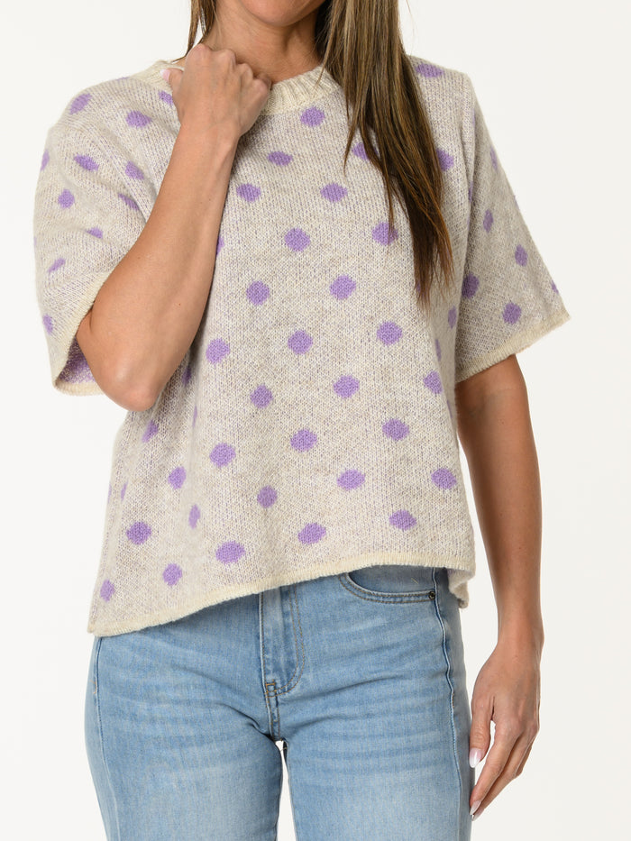 Chandail en tricot beige à motifs de pois lilas