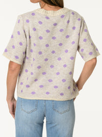 Chandail en tricot beige à motifs de pois lilas