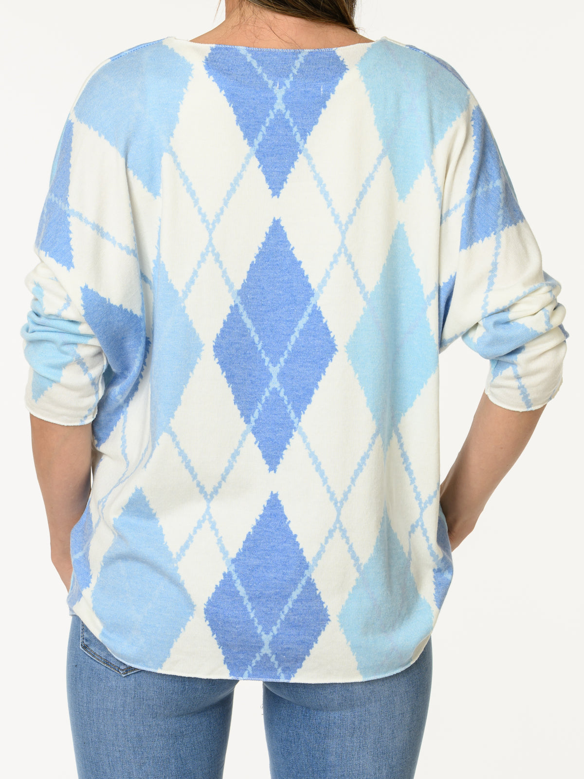 Chandail blanc crème à motifs de losanges bleus