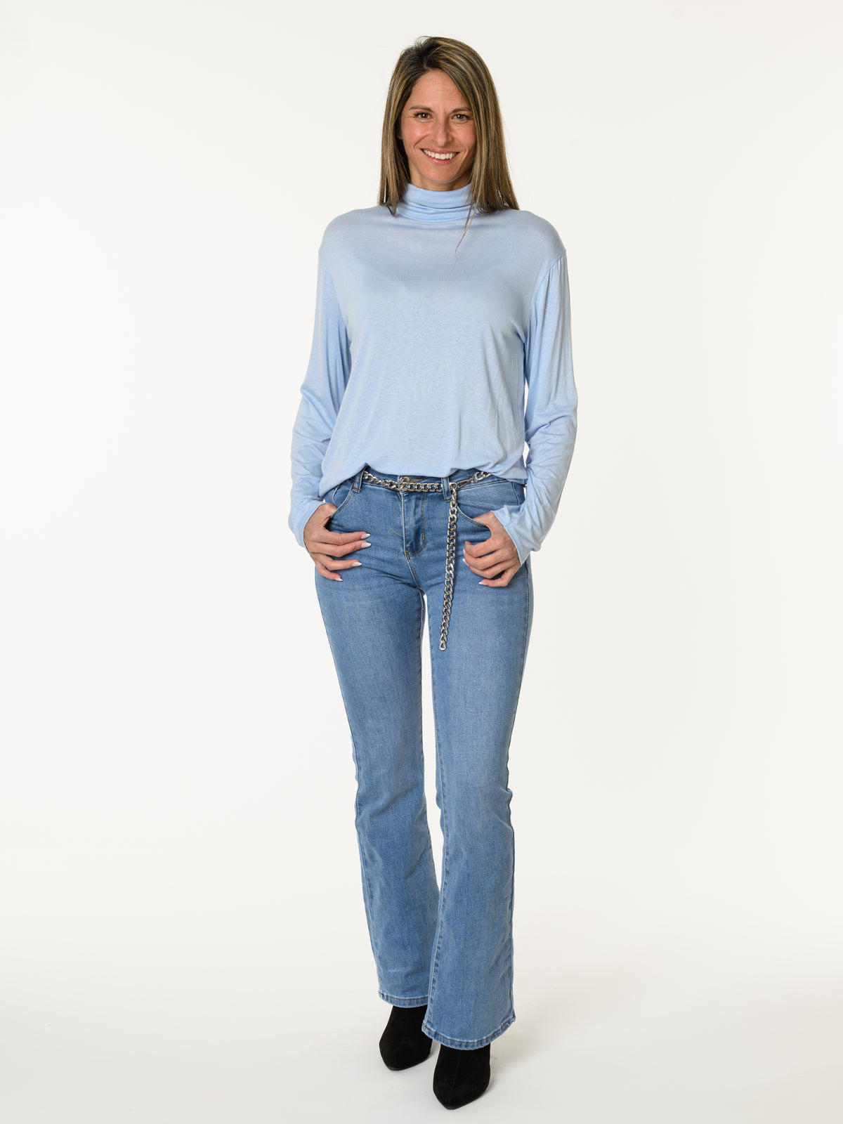 Chandail bleu pâle à col montant