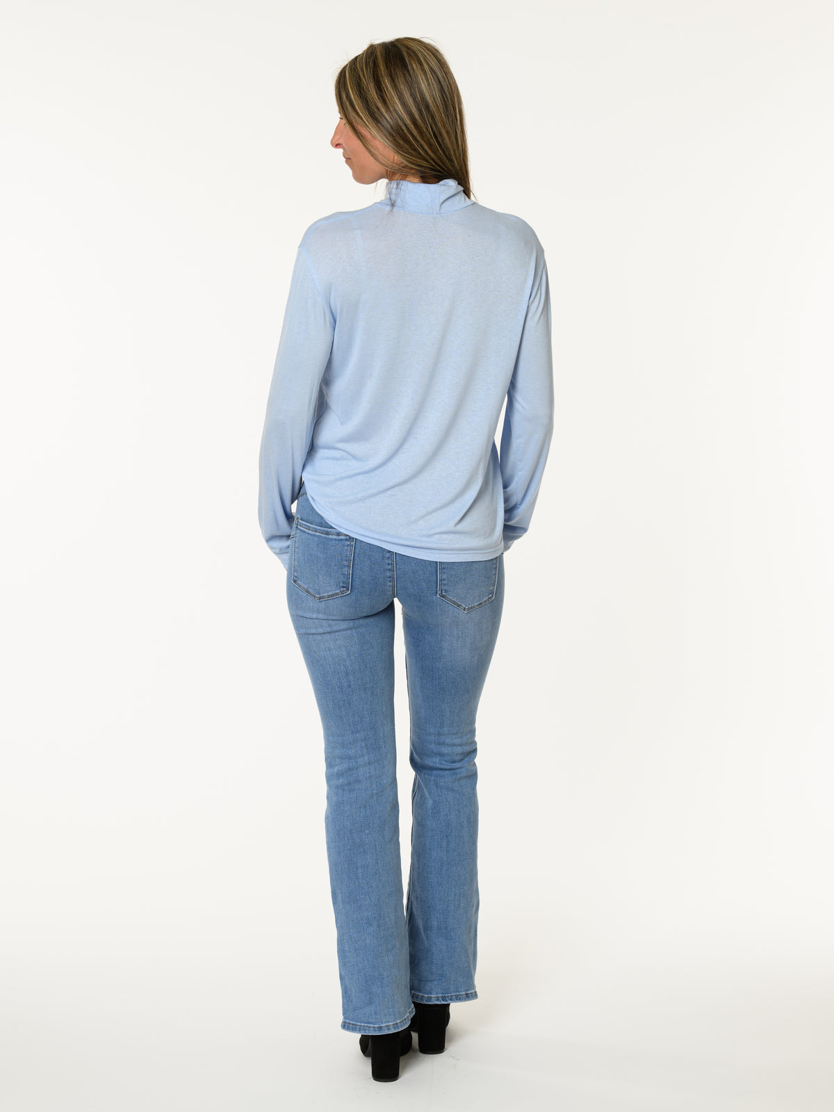 Chandail bleu pâle à col montant
