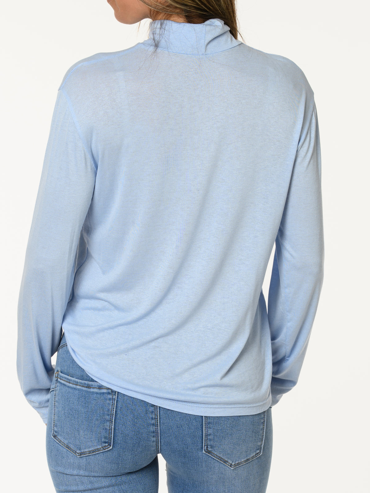 Chandail bleu pâle à col montant
