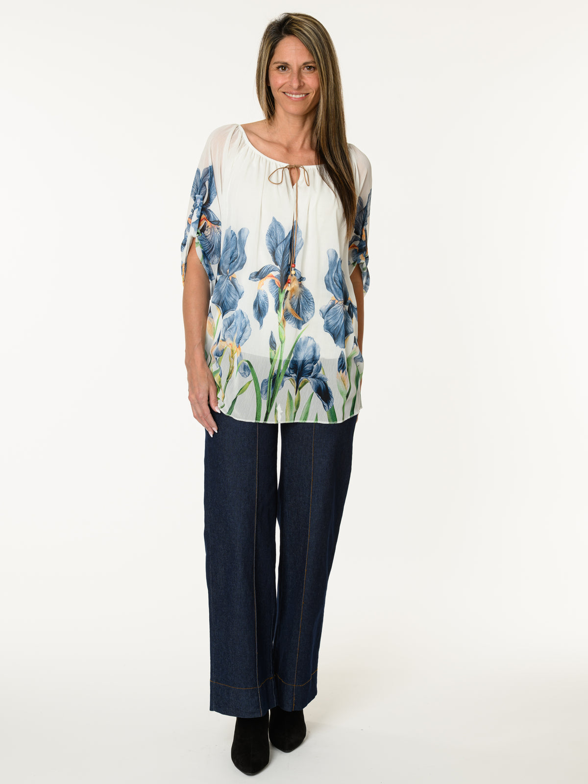 Blouse romantique blanche avec imprimé floral bleu