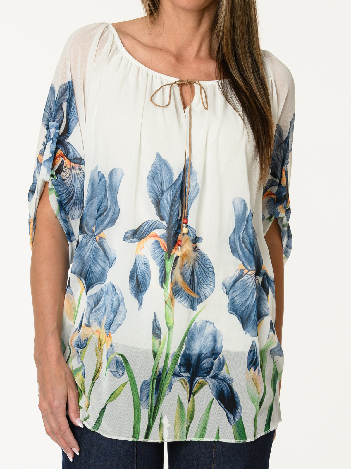 Blouse romantique blanche avec imprimé floral bleu