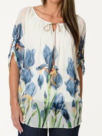 Blouse romantique blanche avec imprimé floral bleu