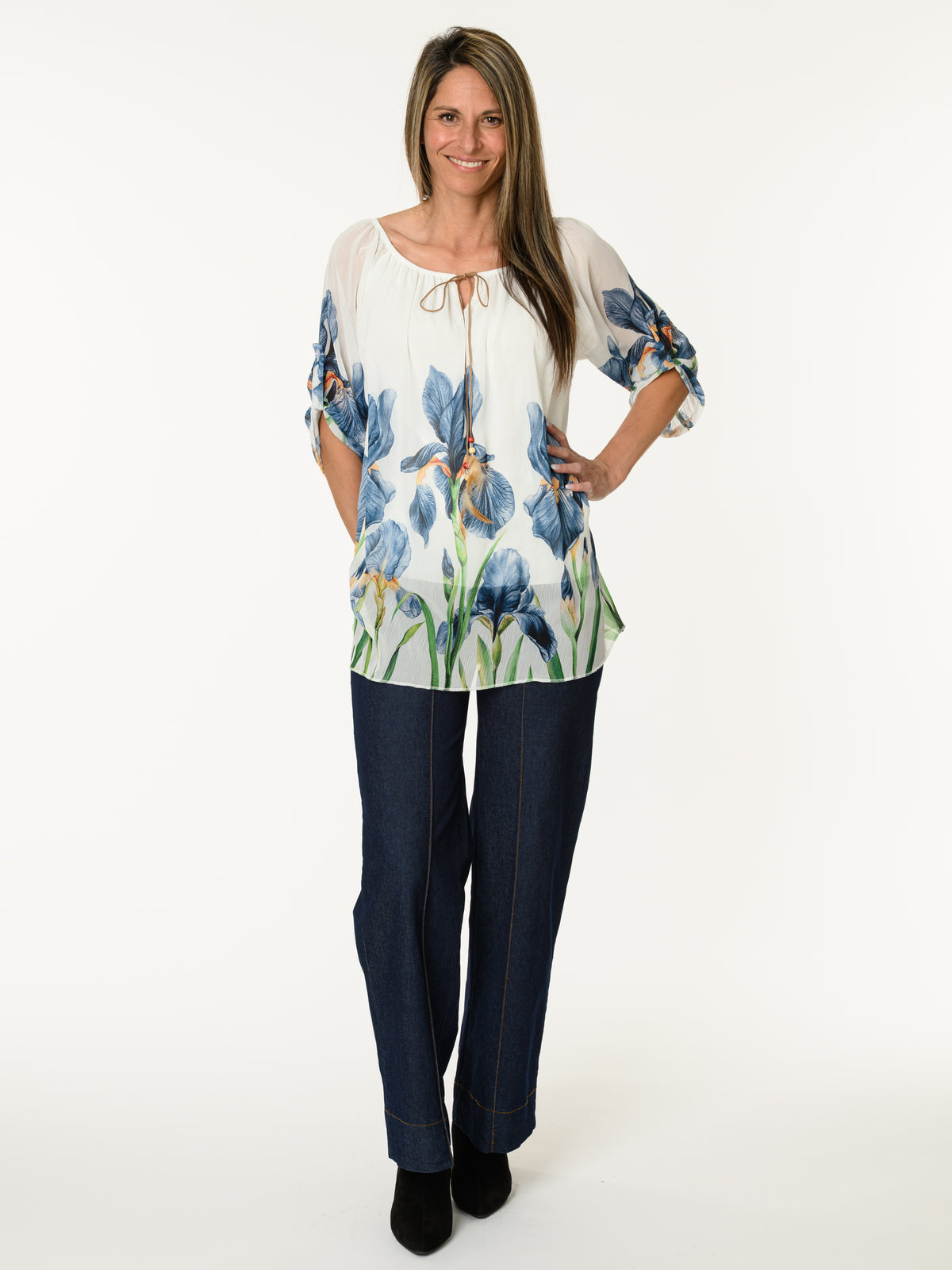 Blouse romantique blanche avec imprimé floral bleu