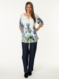 Blouse romantique blanche avec imprimé floral bleu