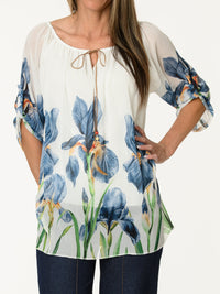 Blouse romantique blanche avec imprimé floral bleu