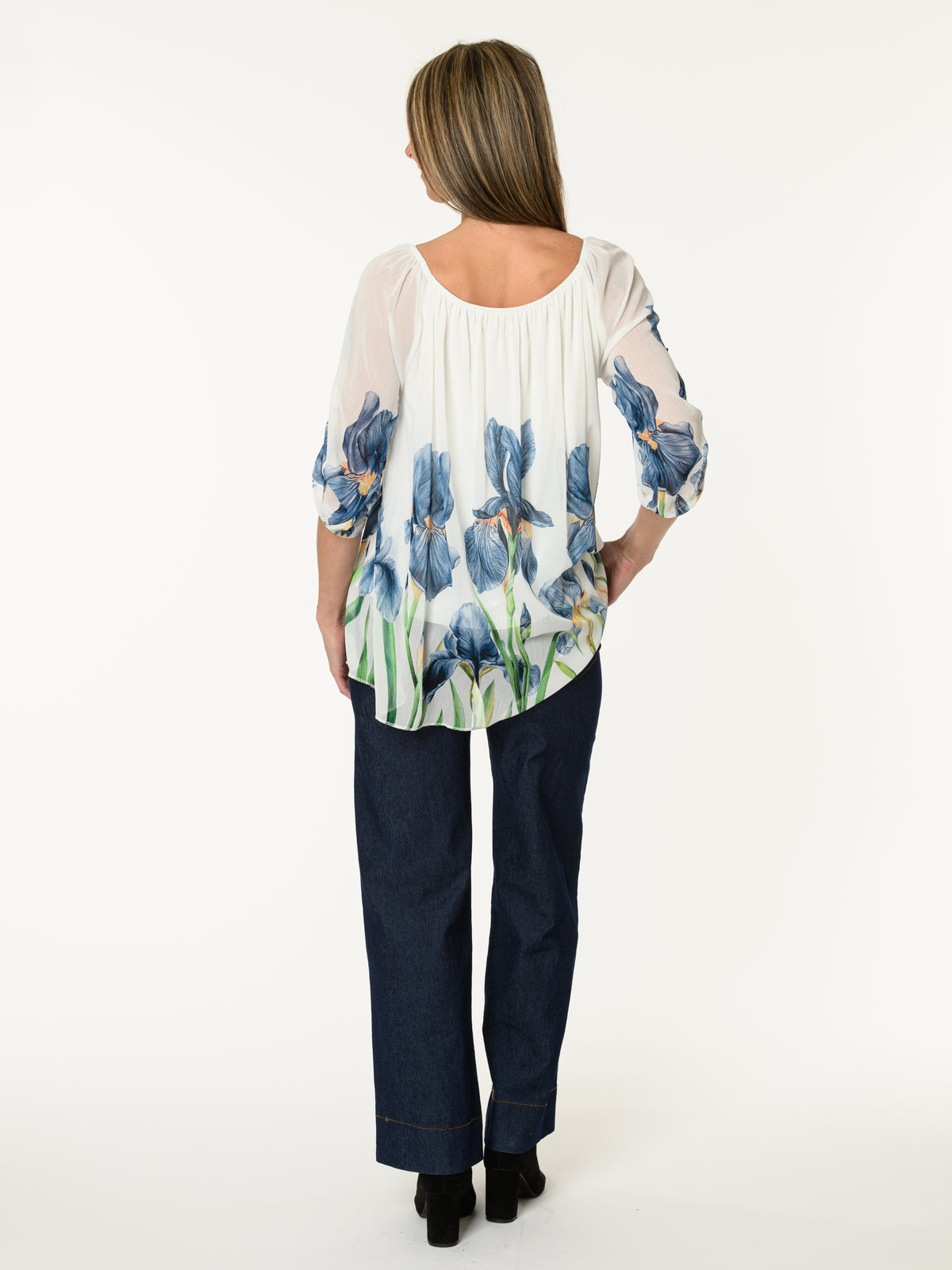 Blouse romantique blanche avec imprimé floral bleu