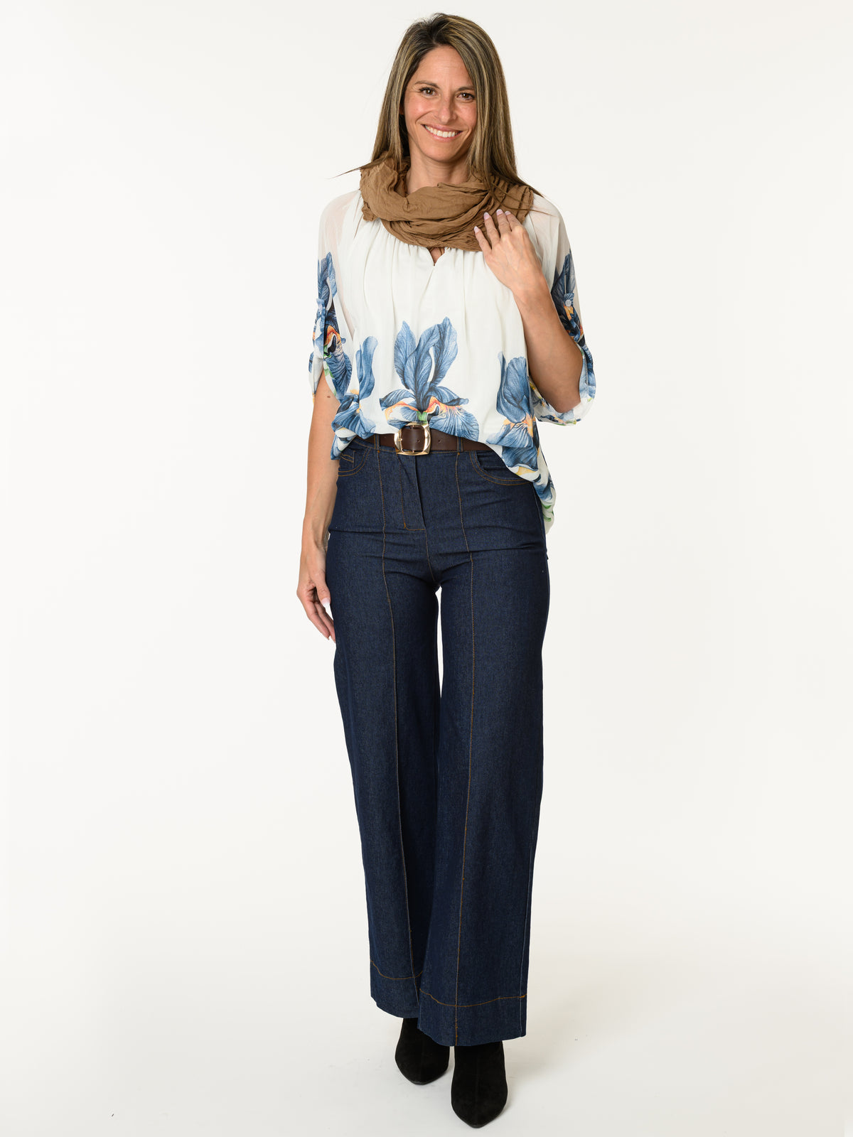 Blouse romantique blanche avec imprimé floral bleu