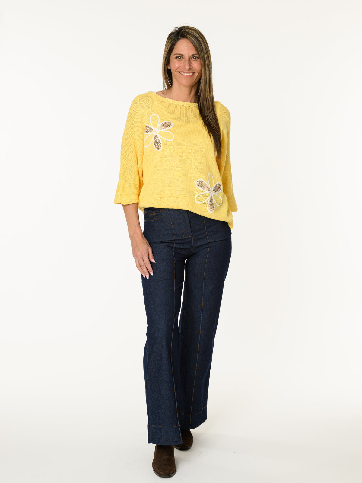 Chandail jaune avec deux fleurs décoratives