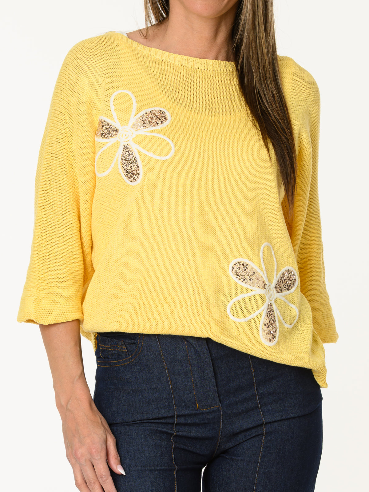 Chandail jaune avec deux fleurs décoratives